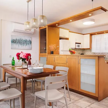 Alexandros By Κασσιόπη