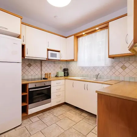 Βίλα Alexandros By